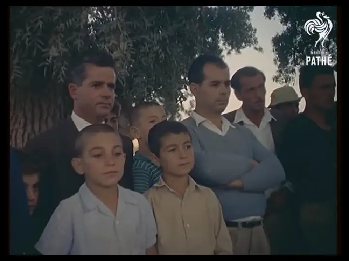 Στο προαύλιο της Αγγελόκτιστης - Πάσχα 1965