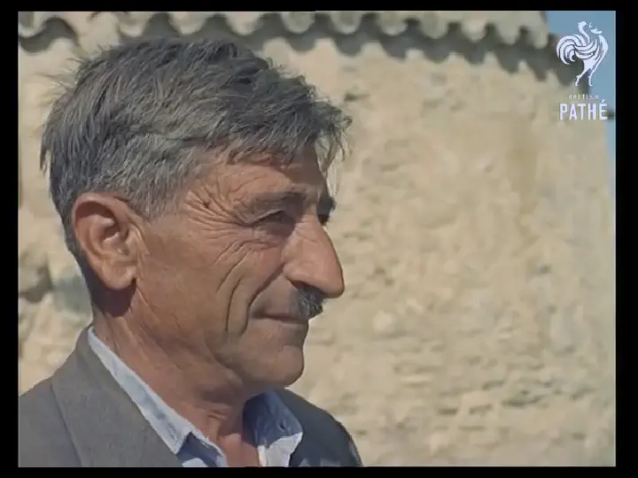 Στο προαύλιο της Αγγελόκτιστης - Πάσχα 1965