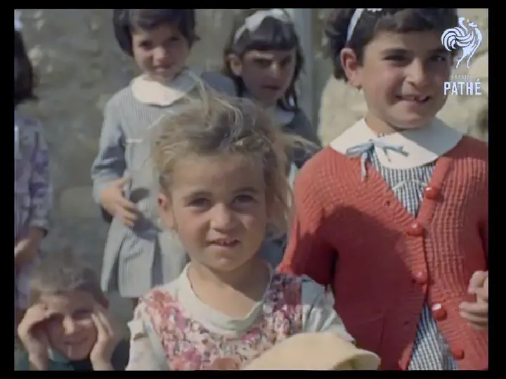 Στο προαύλιο της Αγγελόκτιστης - Πάσχα 1965